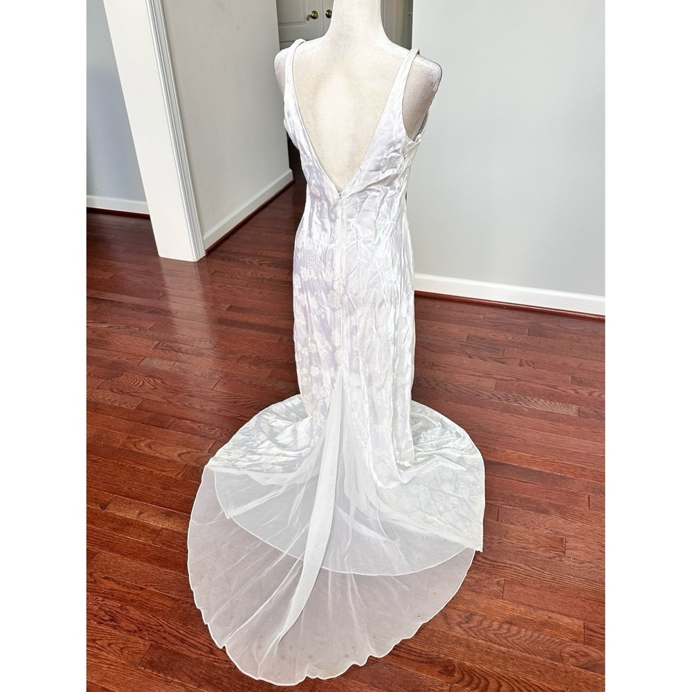 ZUM ZUM by Niki Livas White Embossed Romantic Floral Rose Plunge Gown Dress - Picture 5 of 12